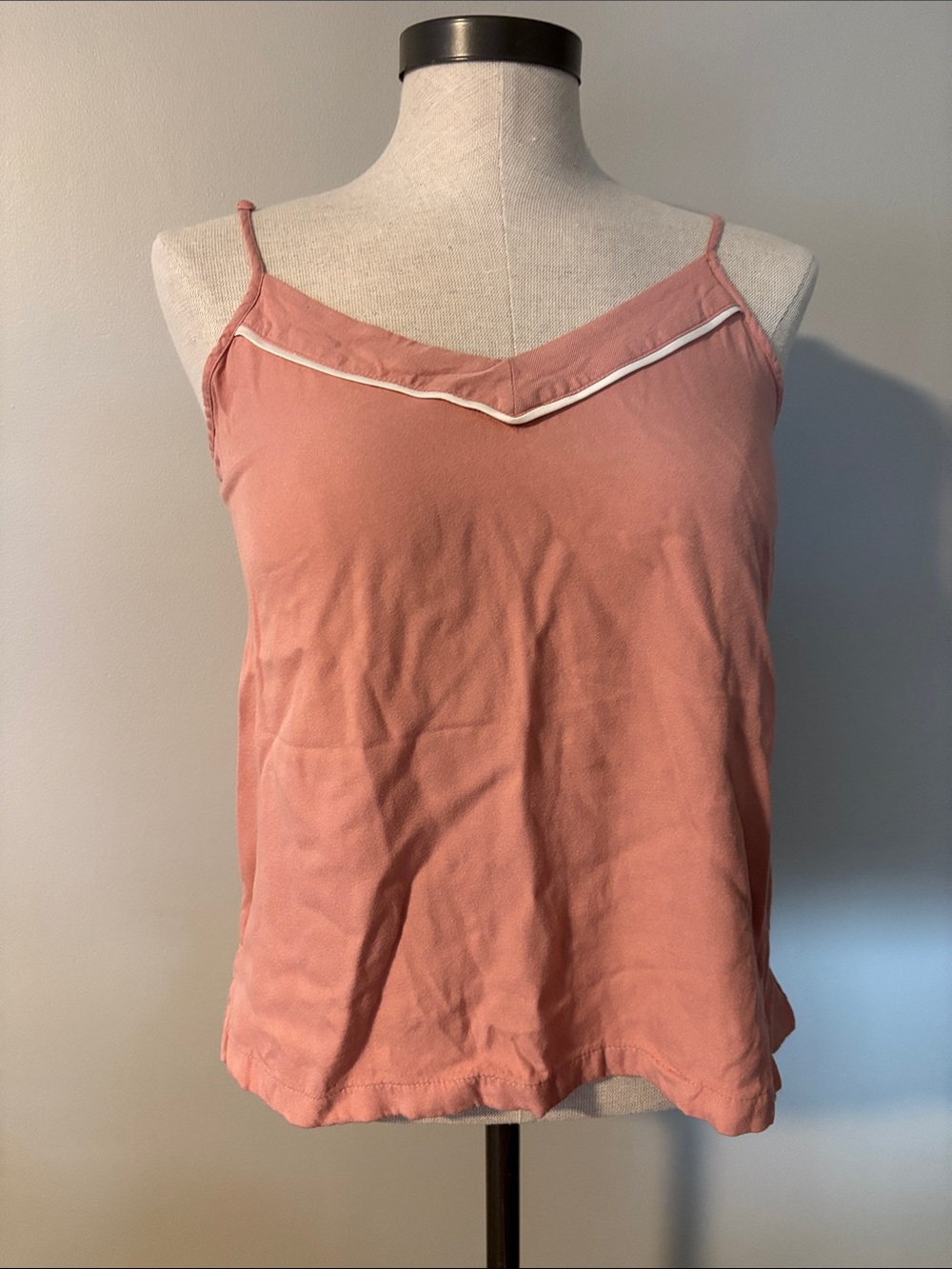 Old Navy Blush Pink V‑Neck Spaghetti Strap Cami with White Trim